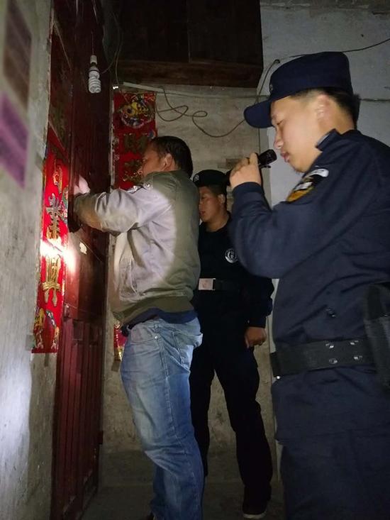 济源粗心妈妈误将幼女锁家中 